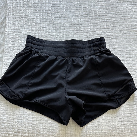 Lululemon Hotty Hot short 2.5 - Picture 1 of 3